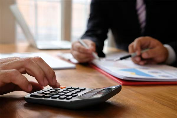 财务与法律顾问支持